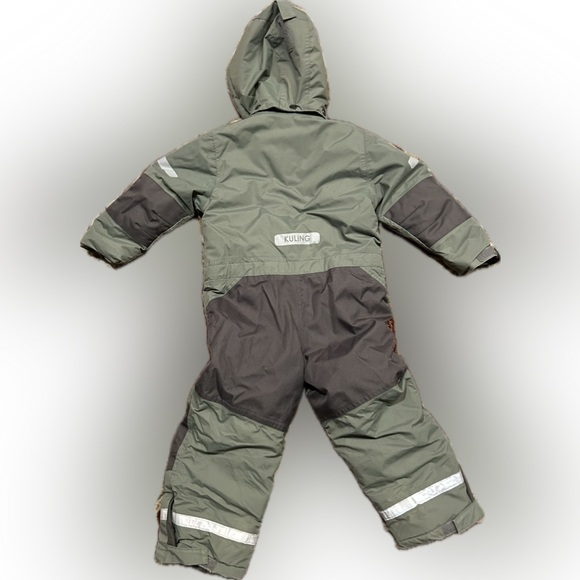 Kuling snow suit 
Size : 104 
Age range 4 or small 5 
Mossy light green - Picture 2 of 5